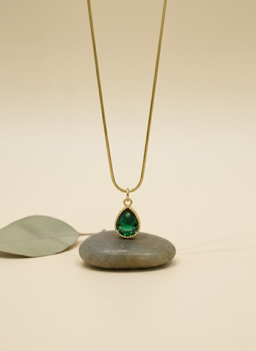 Green stone chain pendant