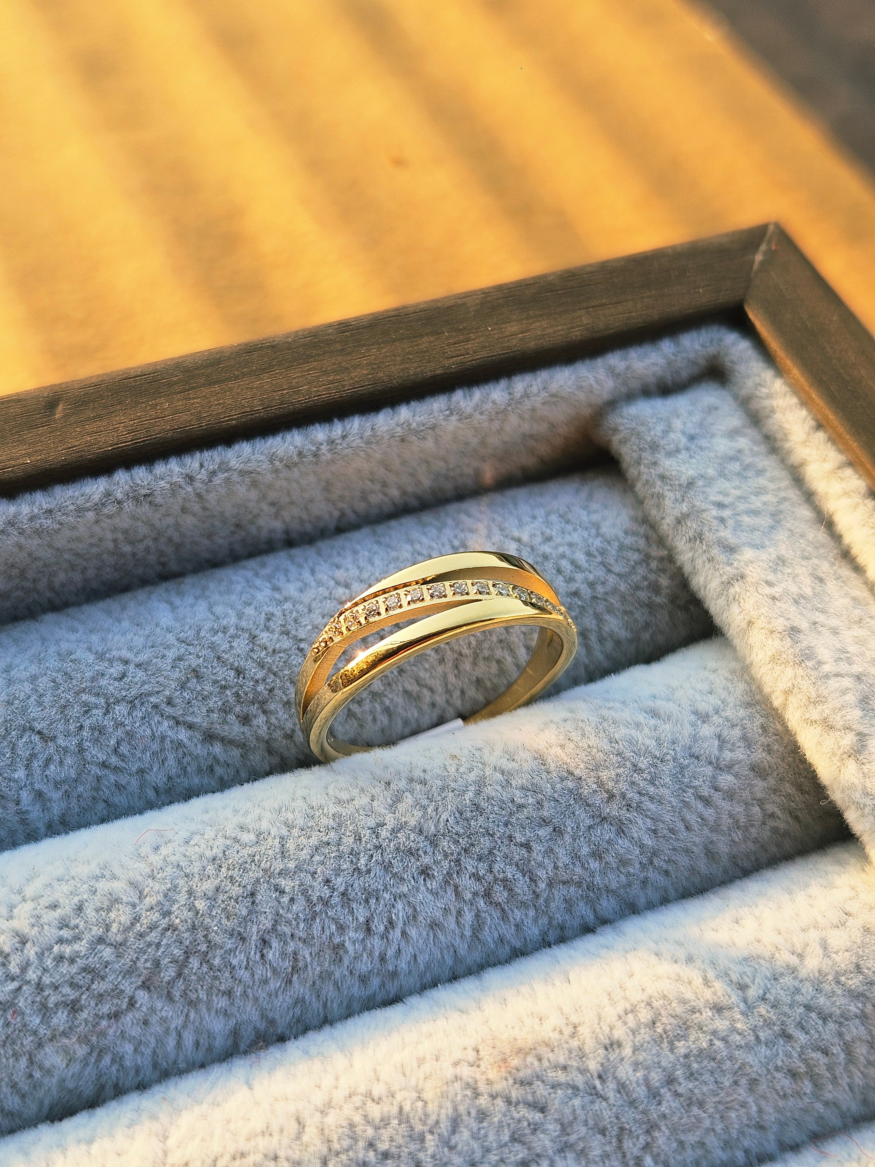 Elegant Criss Cross Gold Ring