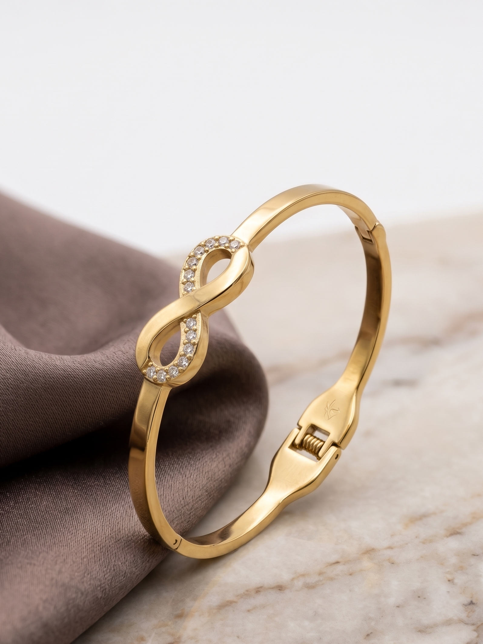 mara Infinity Crystal Bangle